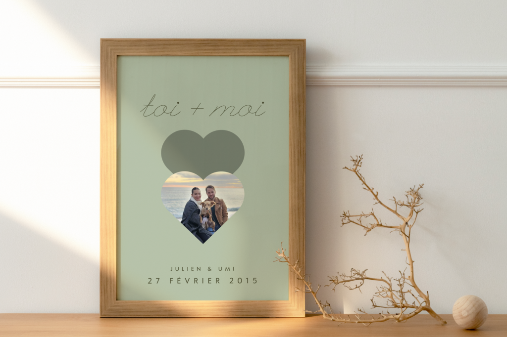 Affiche personnalisable toi + moi couleur verte, posée sur un bureau.